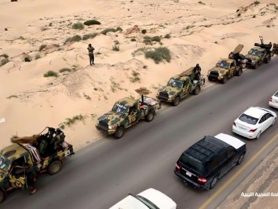 Capture d'écran d'une vidéo  diffusée le 4 avril 2019 sur la page Facebook du "bureau des médias" de l'Armée nationale libyenne (ANL), montrant selon elle un convoi militaire de l'ANL en direction de Tripoli - - [LNA War Information Division/AFP]