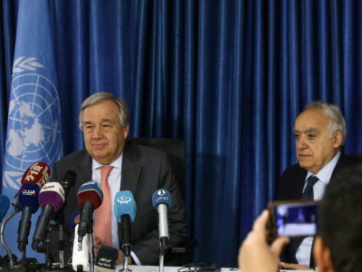 Le secrétaire général de l'ONU, Antonio Guterres, et Ghassan Salame,  l'envoyé spécial des Nations unies pour la Libye, à Tripoli le 4 avril 2019 - Mahmud TURKIA [AFP]