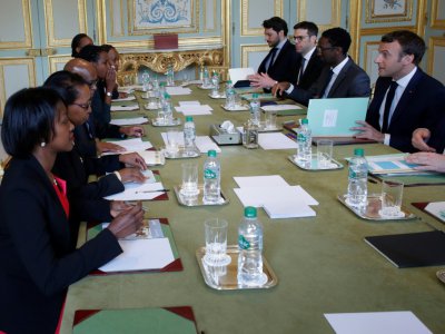 Emmanuel Macron reçoit les représentants de l'association Ibuka France à l'Elysée, le 5 avril 2019 - PHILIPPE WOJAZER [POOL/AFP]