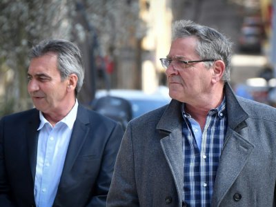 Le co-pilote Bruno Odos (g) et le pilote Jean Fauret arrivent à la Cour d'assises d'Aix-en-Provence, le 19 amrs 2019 - GERARD JULIEN [AFP/Archives]