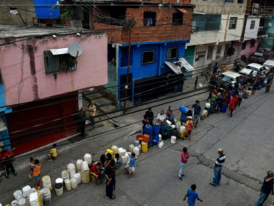 Des habitants font la queue pour récupérer de l'eau, le 1er avril 2019 à Caracas - FEDERICO PARRA [AFP/Archives]