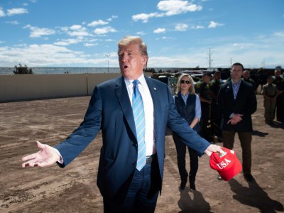 Donald Trump devant un tronçon du mur frontalier avec le Mexique, dans la ville californienne de Calexico, le 5 avril 2019 - SAUL LOEB [AFP]