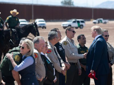 Donald Trump inspecte un nouveau tronçon du mur frontalier entre les Etats-Unis et le Mexique, à Calexico, le 5 avril 2019 - SAUL LOEB [AFP]