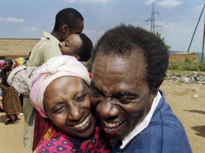 Sur cette photo prise le 13 juin 1994, deux couples tutsi réunis à Kabuga, près de Kigali, après avoir été évacués par des soldats de l'ONU - ABDELHAK SENNA [AFP/Archives]