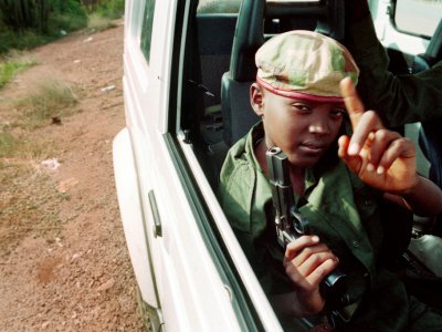 Un enfant armé dans une voiture de la rébellion tutsi du Front patriotique rwandais (FPR), patrouillant dans les rues de Kigali, le 9 juin 1994 - ABDELHAK SENNA [AFP/Archives]