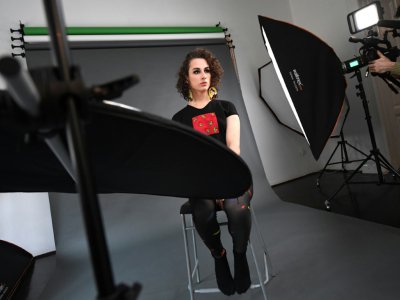 L'actrice et mannequin hongroise transgenre Adel Onodi lors d'une séance photo dans le studio de la griffe Romani Design, le 3 mars 2019 à Budapest - ATTILA KISBENEDEK [AFP]