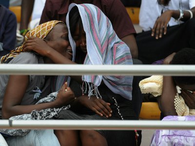 Des femmes en pleurs lors de la cérémonie du 20e anniversaire du génocide de 1994 au Rwanda, au Stade Amahoro de Kigali, le 7 avril 2014 - Simon MAINA [AFP/Archives]