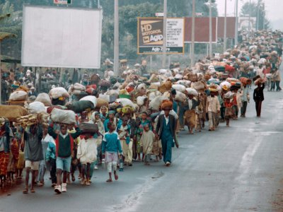 Des milliers de réfugiés rwandais traversent la frontière de l'ex-Zaïre à Gomapour fuir l'avancée des forces du Front patriotique rwandais, le 14 juillet 1994 - Pascal GUYOT [AFP/Archives]