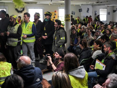 Des "gilets jaunes" participent à la deuxième "Assemblée des assemblées" à la "Maison du Peuple", le 5 avril 2019 à Saint-Nazaire - LOIC VENANCE [AFP]