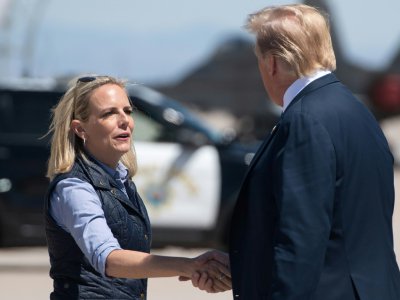 Le président américain Donald Trump (d) et sa ministre de la Sécurité intérieure Kirstjen Nielsen en visite à la frontière mexicaine, le 5 avril 2019 à El Centro (Californie) - SAUL LOEB [AFP]