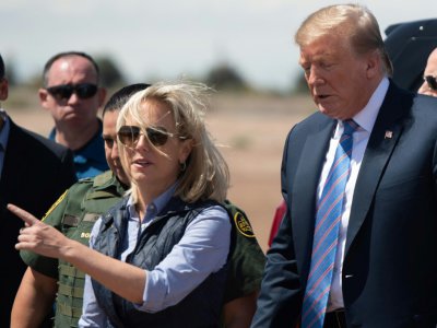 Kirstjen Nielsen, alors ministre de la Sécurité intérieure des Etats-Unis, et le président Donald Trump le 5 avril 2019 à Calexico (Etats-Unis), à la frontière mexicaine - SAUL LOEB [AFP]
