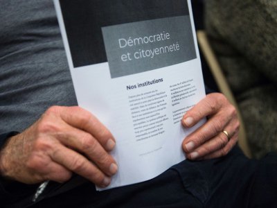 Un homme tient des documents dans le cadre du Grand débat national à Bollène (Vaucluse) le 28 février 2019 - CLEMENT MAHOUDEAU [AFP/Archives]