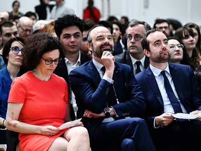 Edouard Philippe entouré d'Emmanuelle Wargon et Sébastien Lecornu, le 8 avril 2019 à Paris - Philippe LOPEZ [AFP]