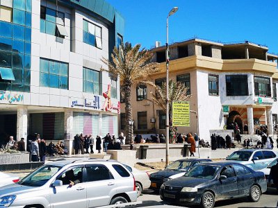Des Libyens font la queue devant une banque dans le centre de Tripoli, le 8 avril 2019 - Imed LAMLOUM [AFP]