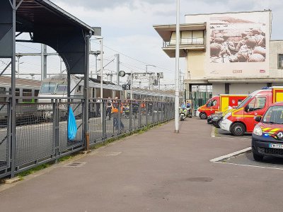 Les secours sont nombreux en gare de Caen (Calvados), lundi 8 avril 2019. - Léa Quinio