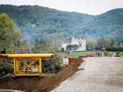Le chantier du contournement de Beynac-et-Cazenac devant le château de Castelnaud-la-Chapelle, le 2 novembre 2018 - THIBAUD MORITZ [AFP/Archives]