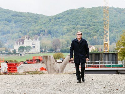 Le président du conseil départemental de Dordogne Germinal Peiro (PS) devant le chantier de contournement de Beynac-et-Cazenac le 21 novembre 2018 - THIBAUD MORITZ [AFP/Archives]