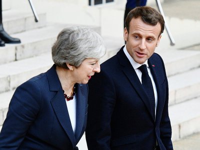 Le président français Emmanuel Macron (D) accompagne la première ministre britannique Theresa May à l'issue de leur entretien à l'Elysée, à Paris le 9 avril 2019 - Martin BUREAU [AFP]