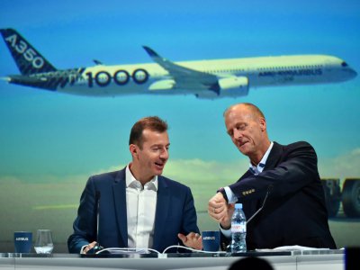 L'ex-dirigeant d'Airbus Tom Enders (D) et son successeur Guilllaume Ferry lors d'une conférence de presse à Blagnac, le 14 février 2019 - REMY GABALDA [AFP]