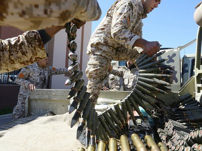 Des combattants loyaux au Gouvernement d'union nationale préparent leurs armes contre les focres de Khalifa Haftar, le 8 avril 2019 près de Tripoli. - Mahmud TURKIA [AFP]