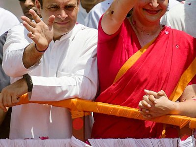 Le président du parti du Congrès Rahul Gandhi (G) et sa soeur Priyanka Gandhi lors d'une manifestation à la veille du coup d'envoi des élections législatives en Inde, le 10 avril 2019 à Amethi, dans l'Uttar Pradesh (nord). - SANJAY KANOJIA [AFP]