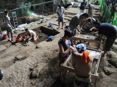 Le chantier de fouilles dans la grotte de Callao dans le nord de l'île de Luçon, le 9 aout 2011 - Armand SALVADORE NUJARES [Florent DETROIT/AFP/Archives]