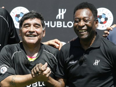 La star du football argentin Diego Maradona (g) en compagnie de Pelé, le 9 juin 2016 à Paris - PATRICK KOVARIK [AFP/Archives]