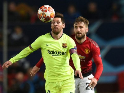 L'attaquant et capitaine du FC Barcelone Lionel Messi (g) marqué par le défenseur de Manchester United Luke Shaw en quart de finale aller de la Ligue des champions, le 10 avril 2019 à Manchester - Oli SCARFF [AFP]