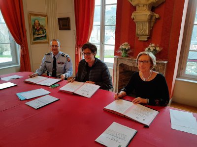 (de gauche à droite) Colonel Alain Vaillant, chef de la division opération du groupement de gendarmerie de Seine-Maritime, Marie Aubert, sous-préfète du Havre et Catherine Millet, maire d'Etretat. - Gilles Anthoine