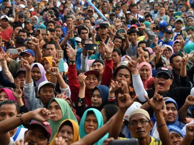 Des supporters du candidat à la présidentielle Prabowo Subianto dansent sur la musique du groupe de dangdut "Soneta" lors d'un meeting de campagne, le 28 mars 2019 à Depok, en Indonésie - ADEK BERRY [AFP]