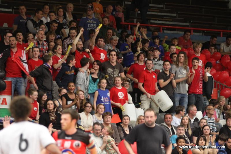 Le Caen Handball dispose désormais d'un groupe de supporters, composé principalement de joueurs du club. Ils ont animé les tribunes contre Saint-Gratien. - Aline Chatel - Tendance Ouest
