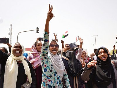 Des Soudanaises manifestent à Khartoum, le 11 avril 2019 - AHMED MUSTAFA [AFP]