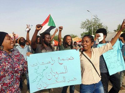 Des Soudanaises manifestent contre la transition militaire annoncée après la destitution du président Béchir, à Khartoum, le 11 avril 2019 - - [AFP]