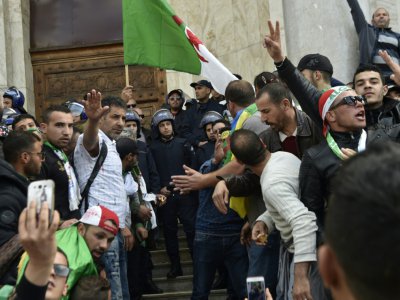 Manifestants et policiers à Alger le 12 avril 2019 - RYAD KRAMDI [AFP]