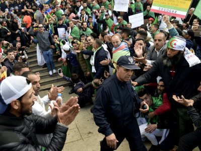 Des policiers ont, pour le premier vendredi depuis le début des manifestations hebdomadaires de masse, tenté d'évacuer, sans toutefois utiliser la force et sans y parvenir, le parvis de la Grande Poste, point de ralliement des contestataires à Alger, - RYAD KRAMDI [AFP]