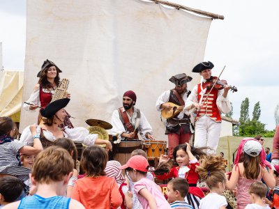 Des pirates le 27 avril 2019 place La Magdeleine à Alençon (Orne). - Ville Alençon
