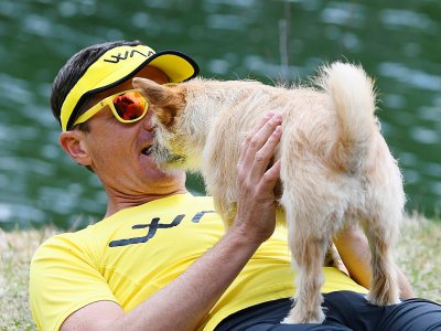 Le traileur australien Dion Leonard et sa chienne Gobi, le 10 avril 2019 à Chamonix - JEAN-PIERRE CLATOT [AFP]