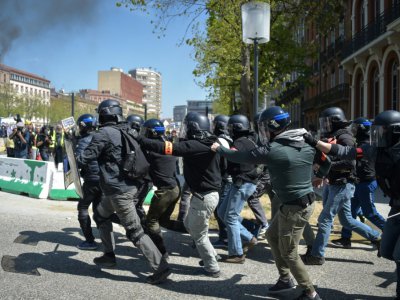 Charge de la police lors de la manifestation des "gilets jaunes" le 13 avril 2019 à Toulouse - Pascal PAVANI [AFP]