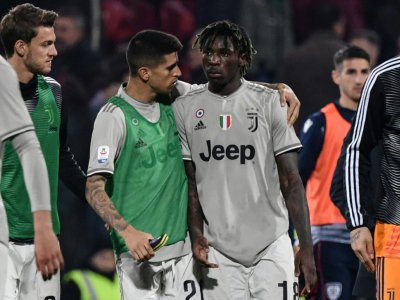 L'attaquant de la Juventus Moise Kean reconforté par son coéquipier Joao Cancelo, après avoir été victime d'insultes racistes à Cagliari, le 2 avril 2019 - Marco BERTORELLO [AFP/Archives]
