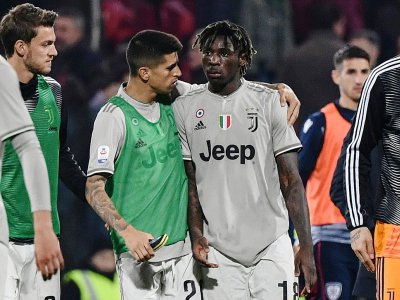 L'attaquant de la Juventus Moise Kean reconforté par son coéquipier Joao Cancelo, après avoir été victime d'insultes racistes à Cagliari, le 2 avril 2019 - Marco BERTORELLO [AFP/Archives]