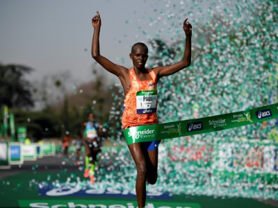Le Kényan Paul Lonyangata franchit, en vainqueur, la ligne d'arrivée du dernier marathon de Paris, le 8 avril 2018 - Eric FEFERBERG [AFP/Archives]