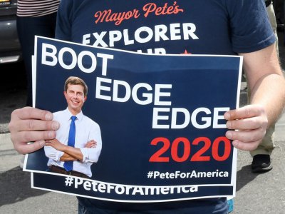 Un soutien de Peter Buttigieg porte une affiche montrant la manière de prononcer le nom du candidat, le 8 avril 2019 à Las Vegas - Ethan Miller [GETTY IMAGES NORTH AMERICA/AFP/Archives]