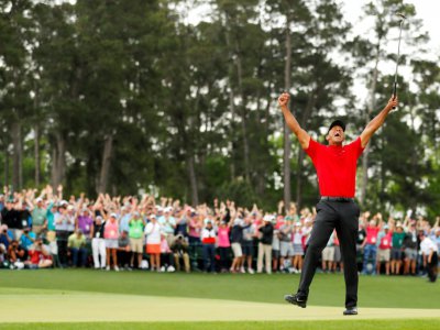 Tiger Woods exulte en remportant le Masters d'Augusta, le 14 avril 2019 à Augusta (Etats-Unis) - Kevin C. Cox [GETTY IMAGES NORTH AMERICA/AFP]