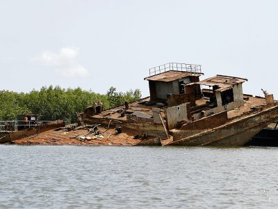 Une barge abandonnée dans les eaux de Lagos, au Nigeria, le 8 avril 2019. - PIUS UTOMI EKPEI [AFP]
