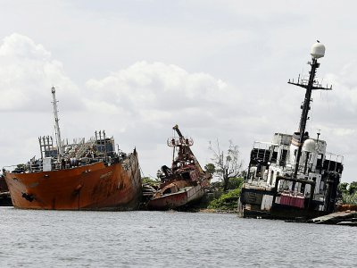 De vieux bateaux abandonnés dans les eaux du port de Lagos, le 8 avril 2019. - PIUS UTOMI EKPEI [AFP]