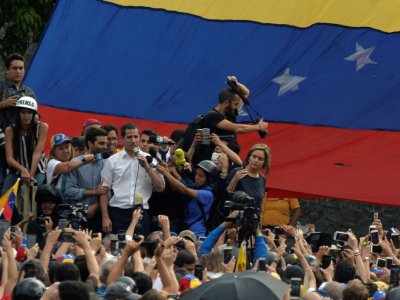 L'opposant vénézuélien Juan Guaido salue ses supporteurs lors d'un rassemblement à Caurimare (banlieue de Caracas), le 10 avril 2019 - Federico Parra [AFP]
