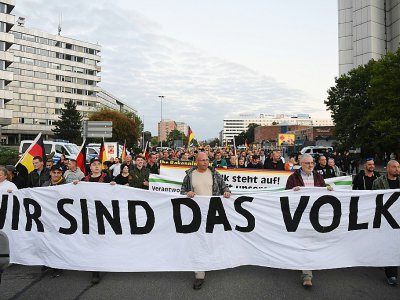 "Nous sommes le peuple", peut-on lire sur une banderole brandie par des manifestants organisée par le mouvement Pro-Chemnitz à Chemnitz le 14 septembre 2018 - - [DPA/AFP/Archives]