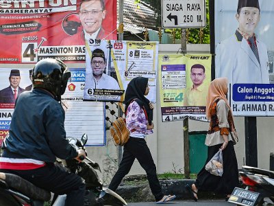 Des affiches électorales placardées dans une rue de Jakarta, le 15 mars 2019 - BAY ISMOYO [AFP/Archives]