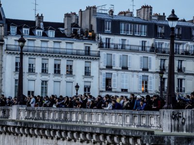 La foule face à l'incendie de Notre-Dame, le 15 avril 2019 - Thomas SAMSON [AFP]