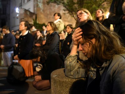 Emotion devant le spectacle de Notre-Dame en flammes, à Paris le 15 avril 2019 - ERIC FEFERBERG [AFP]